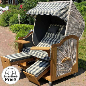 Strandkorb Prieß Modell Meister aus Iroko Holz mit PE-Geflecht taupe und kariertem Stoff-Dessin im Garten, Größe individuell wählbar