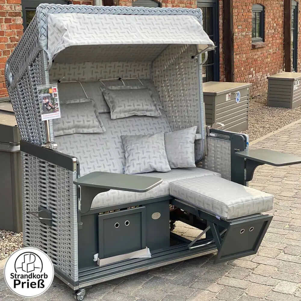 Strandkorb Sonnenpartner Modell Konsul XL in silber mit grauem Holz und bequemem Polster, perfekt für Entspannung.