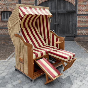 Strandkorb Sonnenpartner Classic beige Geflecht mit rot-beigen PVC-Stoff Streifen, Holz lasiert, moderner Zweisitzer auf Rollen im Hof