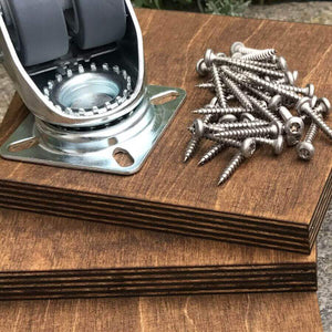 Strandkorb Rollen Set mit Feststellern und Schrauben auf Holzplatte, ideal für einfache Mobilität und Komfort.