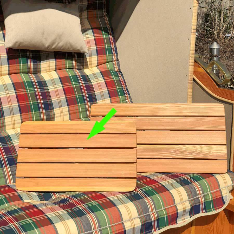 Schwenktisch 40x22 cm aus Holz auf einer Sitzbank mit kariertem Stoffuntergrund