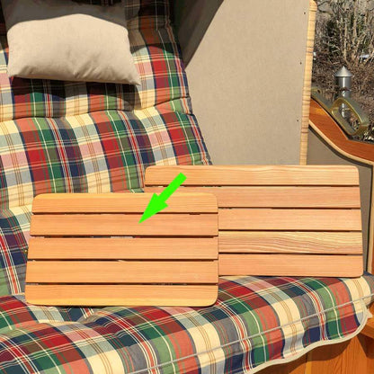 Schwenktisch 40x22 cm aus Holz auf einer Sitzbank mit kariertem Stoffuntergrund