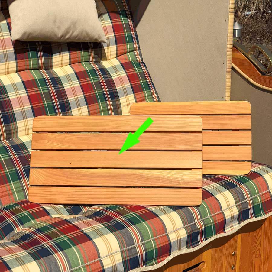 Schwenktisch Bistrotisch 50x26 cm aus Holz auf einer karierten Couch mit Kissen, ideal für den Innen- und Außenbereich.