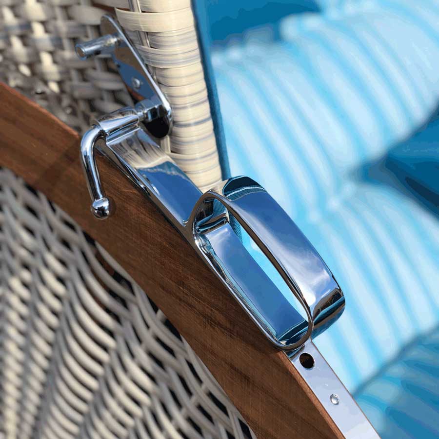 Detailaufnahme des Beschlags eines Schwenktischs, ideal für die Nachrüstung eines Bistrotisches.