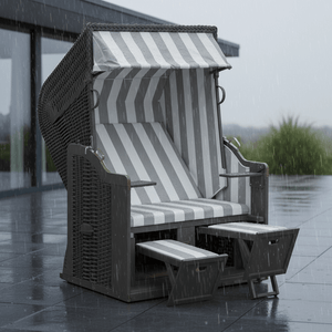 Strandkorb SunnySmart Rustikal 250 Basic aus anthrazit PVC-Geflecht mit grau lasiertem Holz und PVC Stoff 210 im Regen auf Terrasse