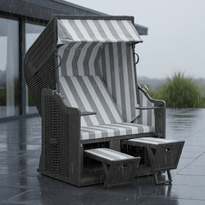 Strandkorb SunnySmart Rustikal 250 Basic aus anthrazit PVC-Geflecht mit grau lasiertem Holz und PVC Stoff 210 im Regen auf Terrasse