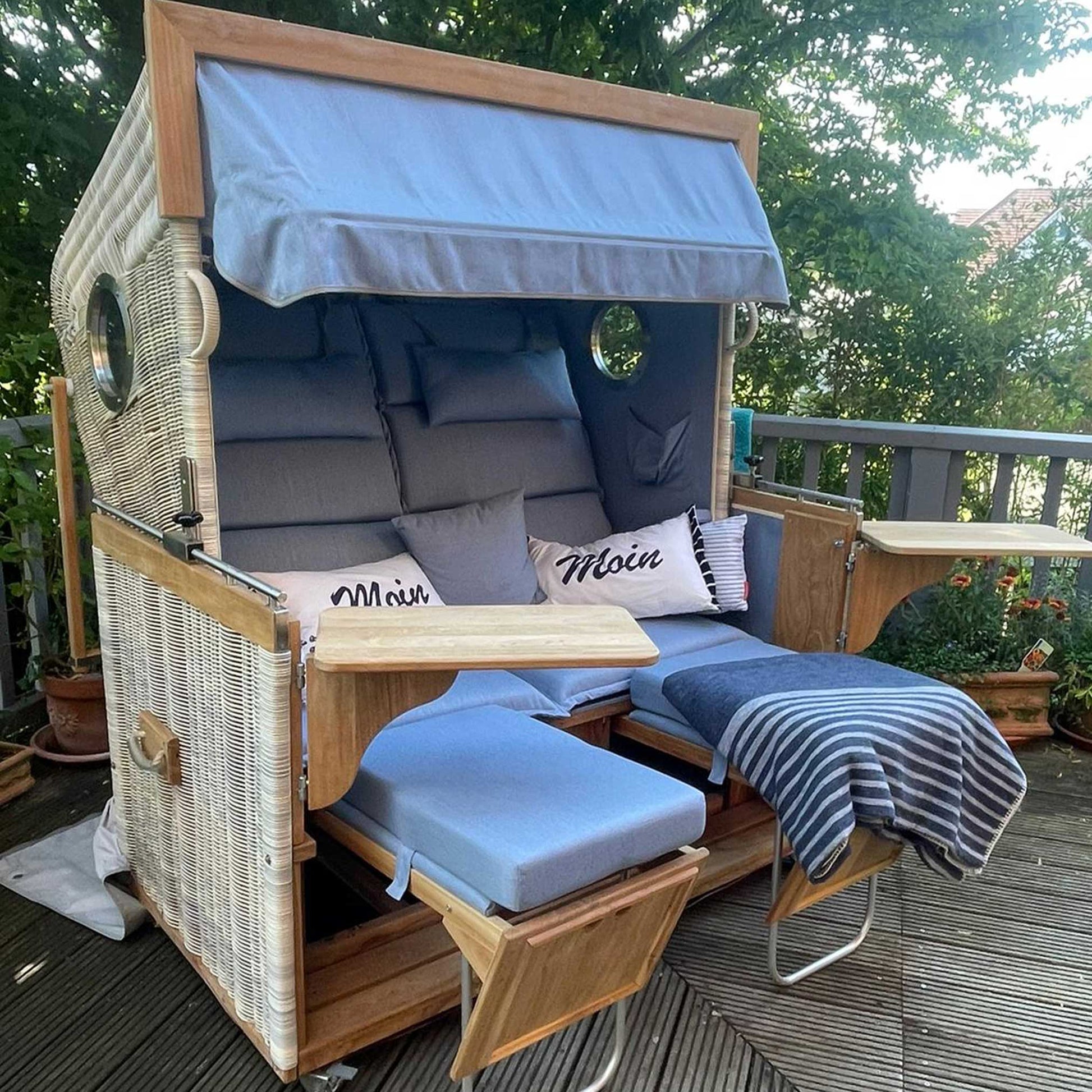 Strandkorb Modell Sylt Teak XL mit PE-Rundgeflecht antik-weiß und Dessin Panama Ice, hochwertiger Ganzlieger auf Terrasse