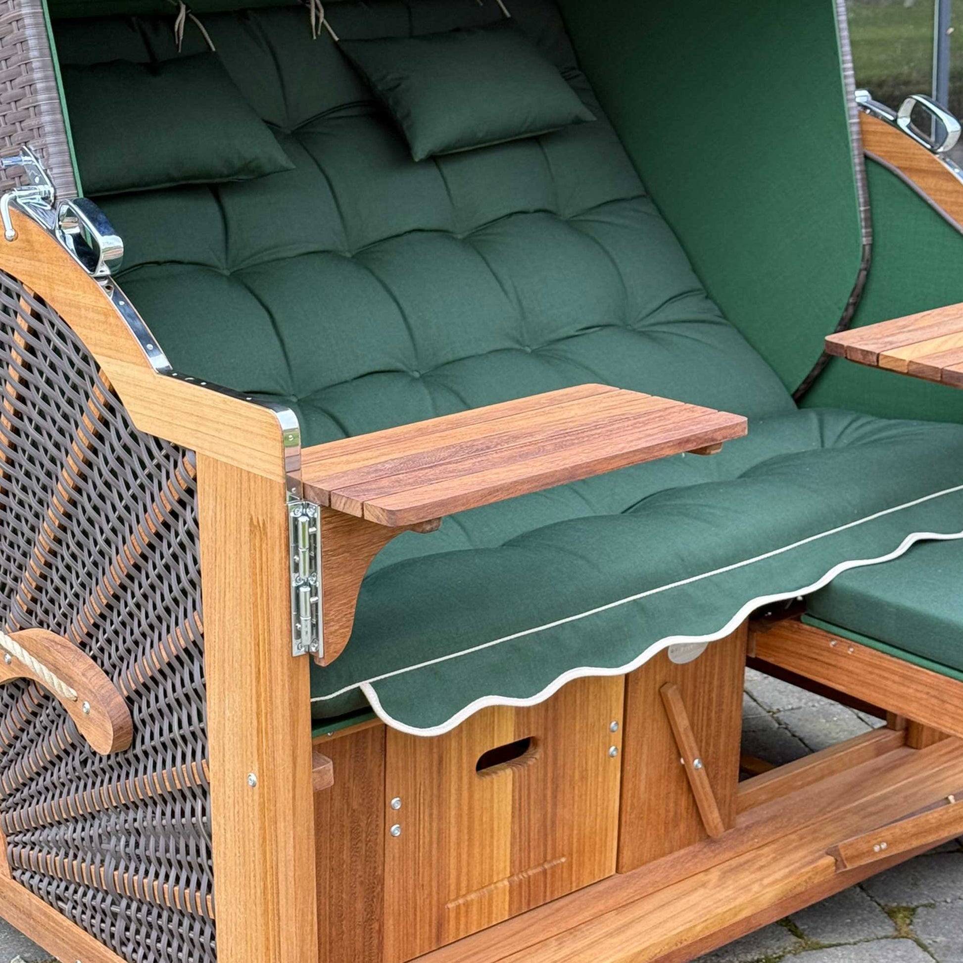 Strandkorb Prieß grün Schwenktisch