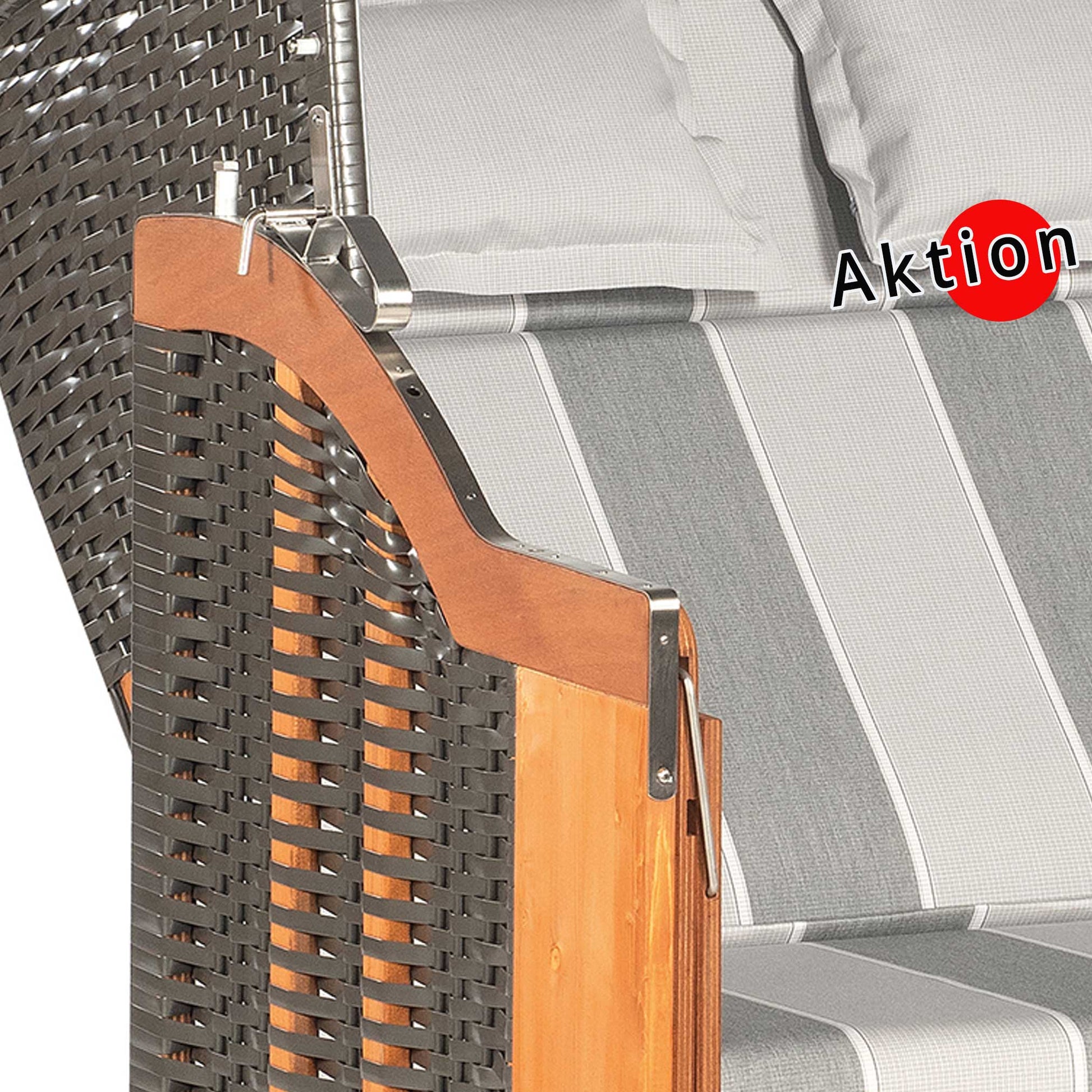 Nr. 1 - Strandkorb Detailansicht mit Holzrahmen und gestreiften Kissen für Komfort und Stil.