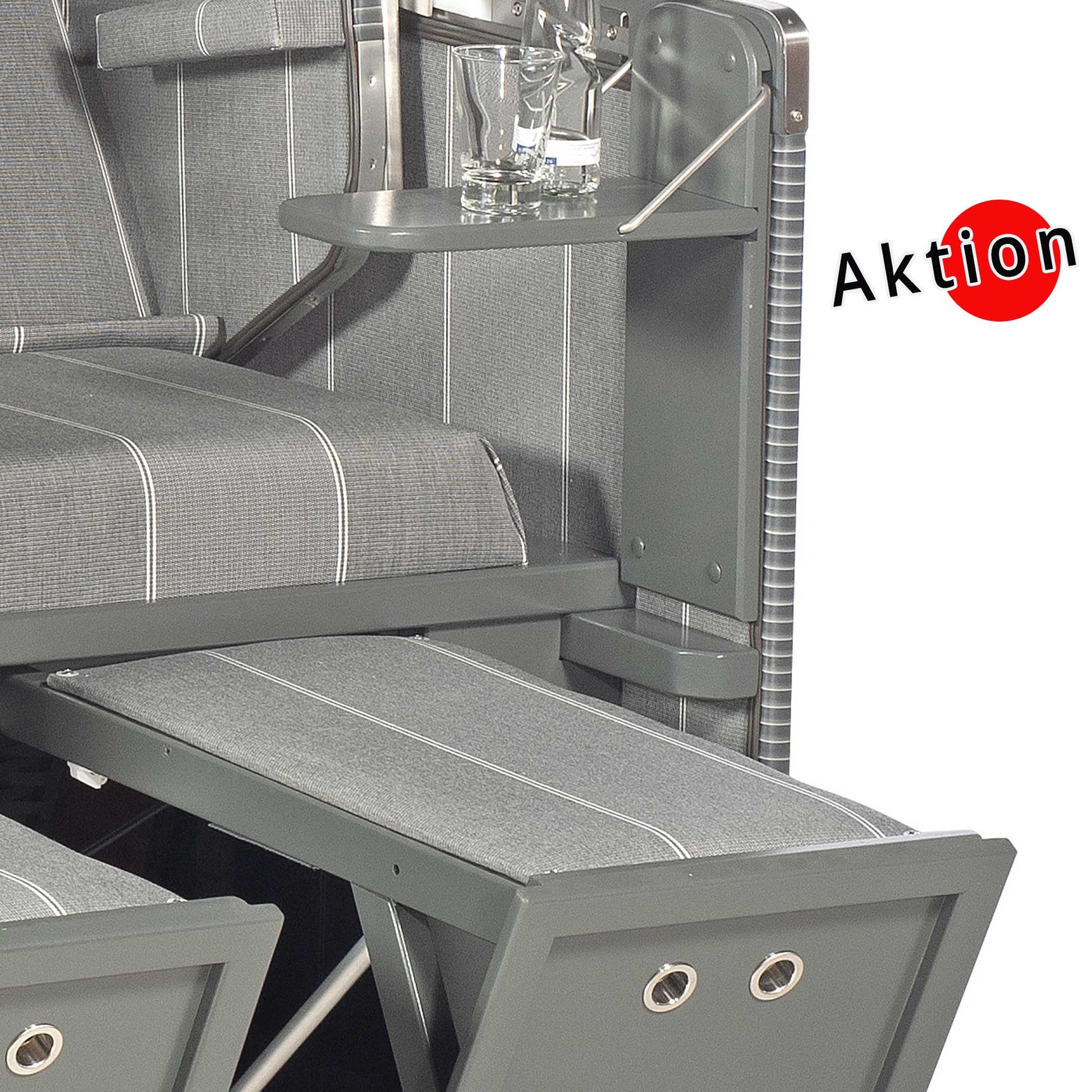 Detailansicht des Strandkorbs Sonnenpartner Modell Konsul mit Klapptisch und grauen Streifen.