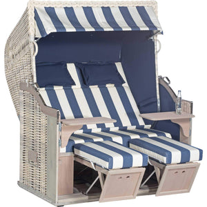 Strandkorb Sonnenpartner Modell Classic 2-Sitzer-XL mit blau-weiß gestreiften Polstern und silber-grauer Holzoberfläche.