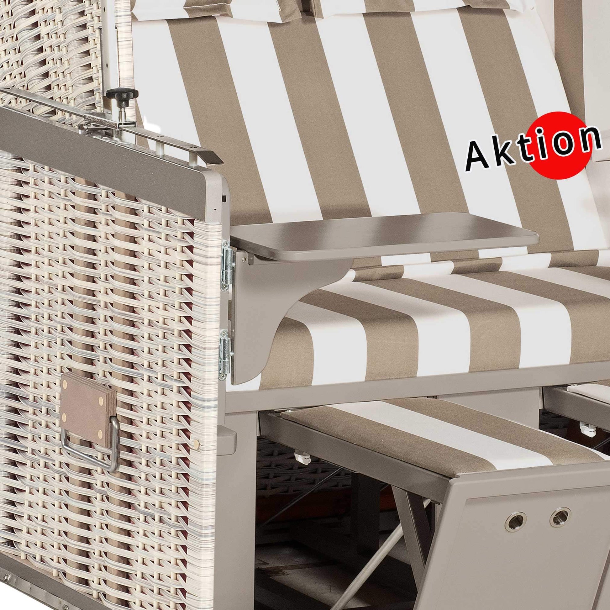 Strandkorb Sonnenpartner Modell Präsident 2-Sitzer detail mit Streifenpolster und Aktion-Logo.