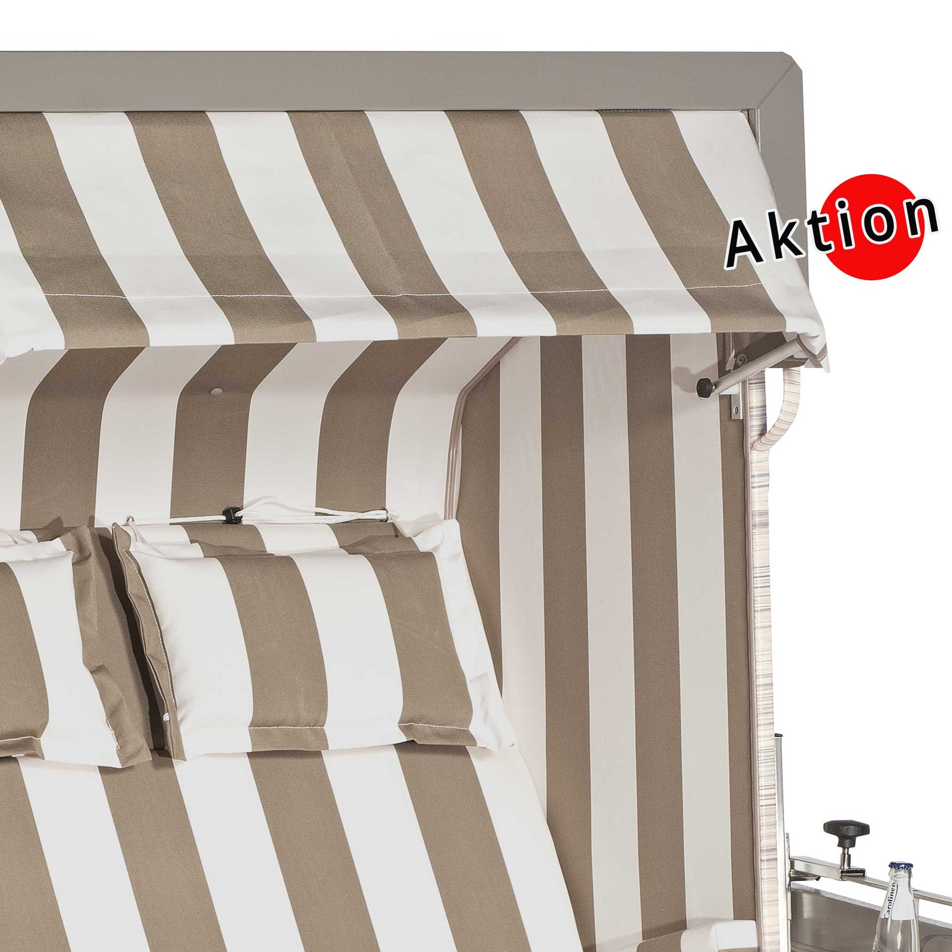 Strandkorb Sonnenpartner mit gestreifter Markise in Beige und Weiß für entspannende Momente im Freien.