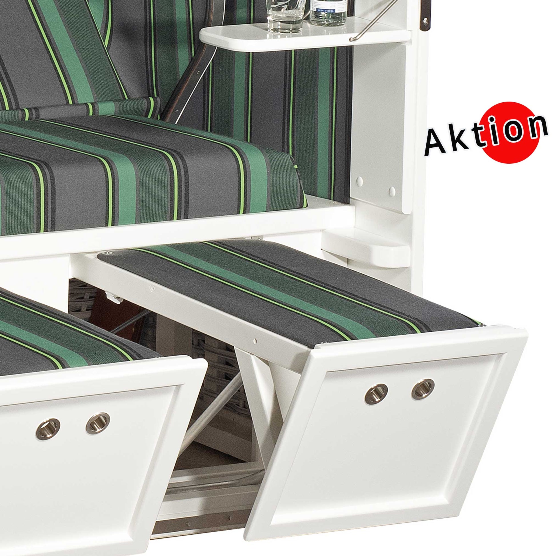 Strandkorb Sonnenpartner Modell Classic 2-Sitzer mit grün gestreiften Kissen und Ablage für Getränke.