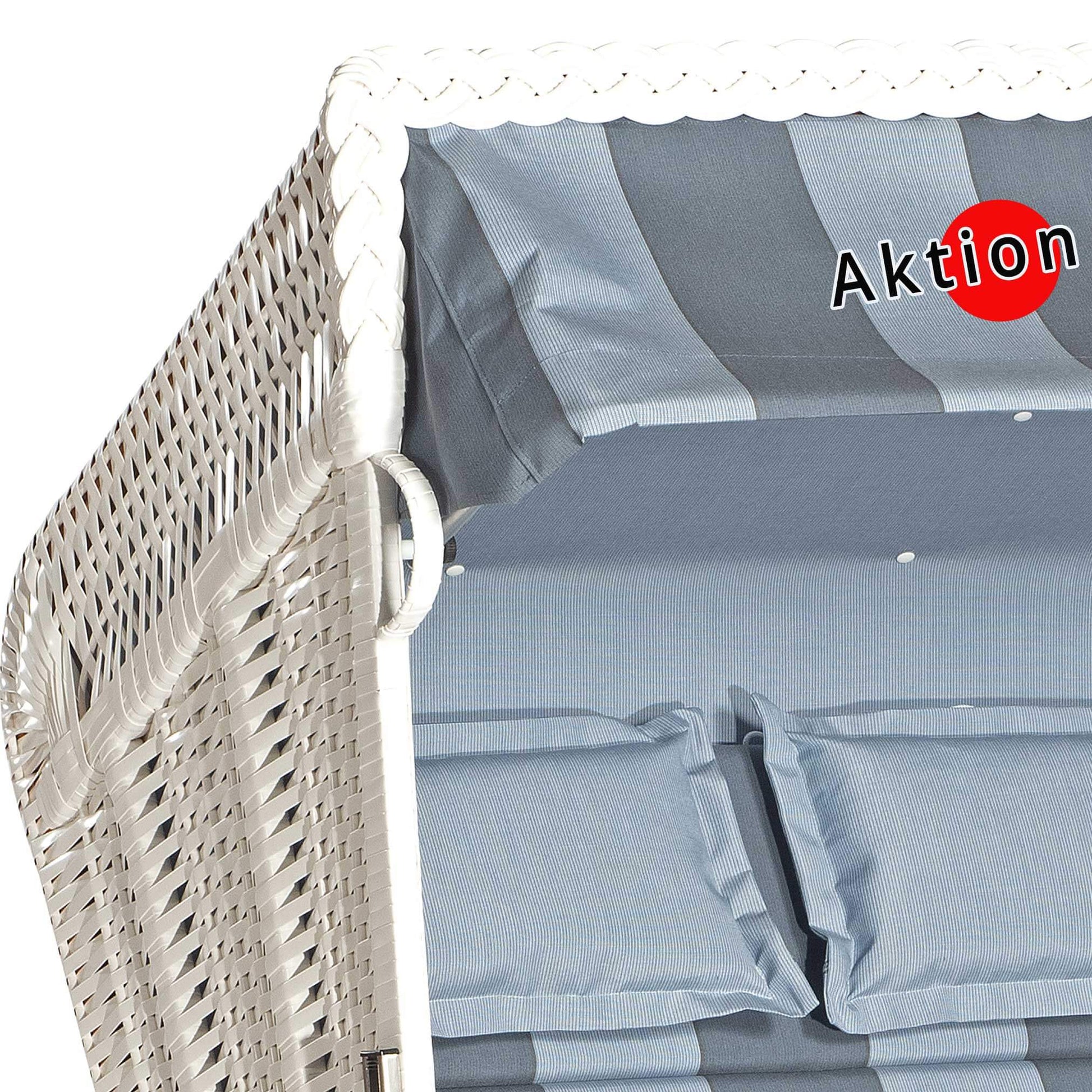 Strandkorb Sonnenpartner Modell Konsul 2-Sitzer mit blau-weißem Markisenstoff und weißen Geflecht.