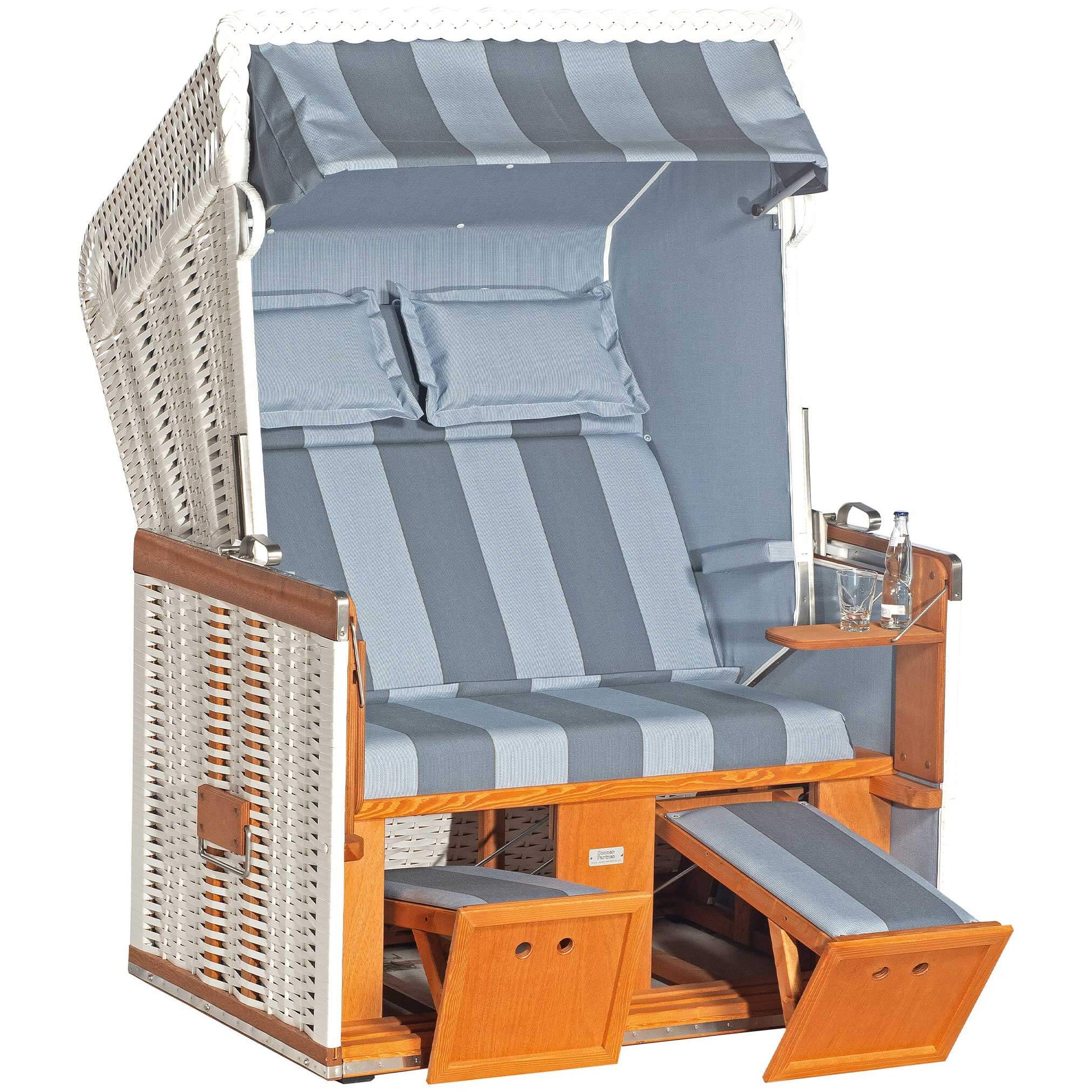 Strandkorb Sonnenpartner Modell Konsul 2-Sitzer in weißem Geflecht mit blauen Stoffbezügen und Fußablage.