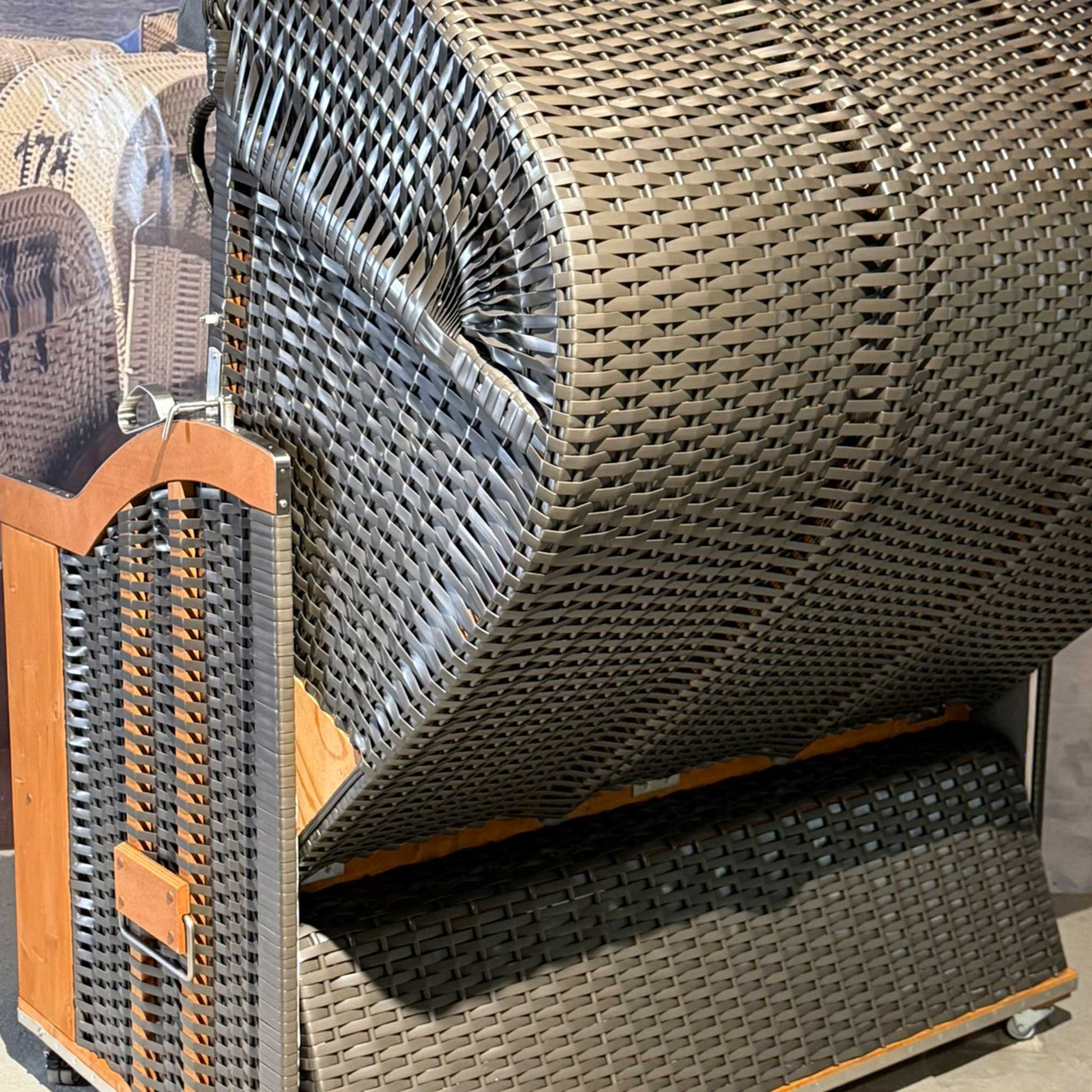 Strandkorb Sonnenpartner Modell Classic PVC-Geflecht in anthrazit mit Holzlasierung und grau Dessin, 198 Seiten 718.