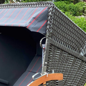 Detailansicht vom Strandkorb Sonnenpartner mit anthrazit geflochtenem Kunstwerk und gestreiftem Dach.