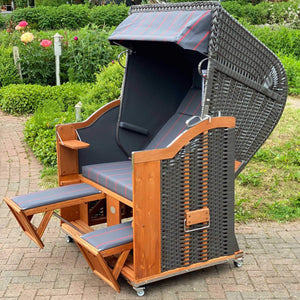 Strandkorb Sonnenpartner Modell Classic in anthrazit mit Holzrahmen und rotem Innenstoff auf Rollen, ideal für den Garten.