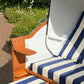 Strandkorb Sonnenpartner Modell Classic mit blauen und weißen Streifen, praktischer Klapptisch und komfortable Sitze.