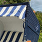 Detailansicht des 1882 Strandkorb Sonnenpartner Modell Classic in blau mit gestreiftem Dach und komfortablem Innenraum.