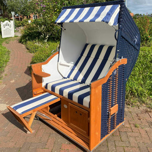 Strandkorb Sonnenpartner Modell Classic blau mit Streifenmuster und Fußstützen, perfekt für entspannte Tage im Freien.