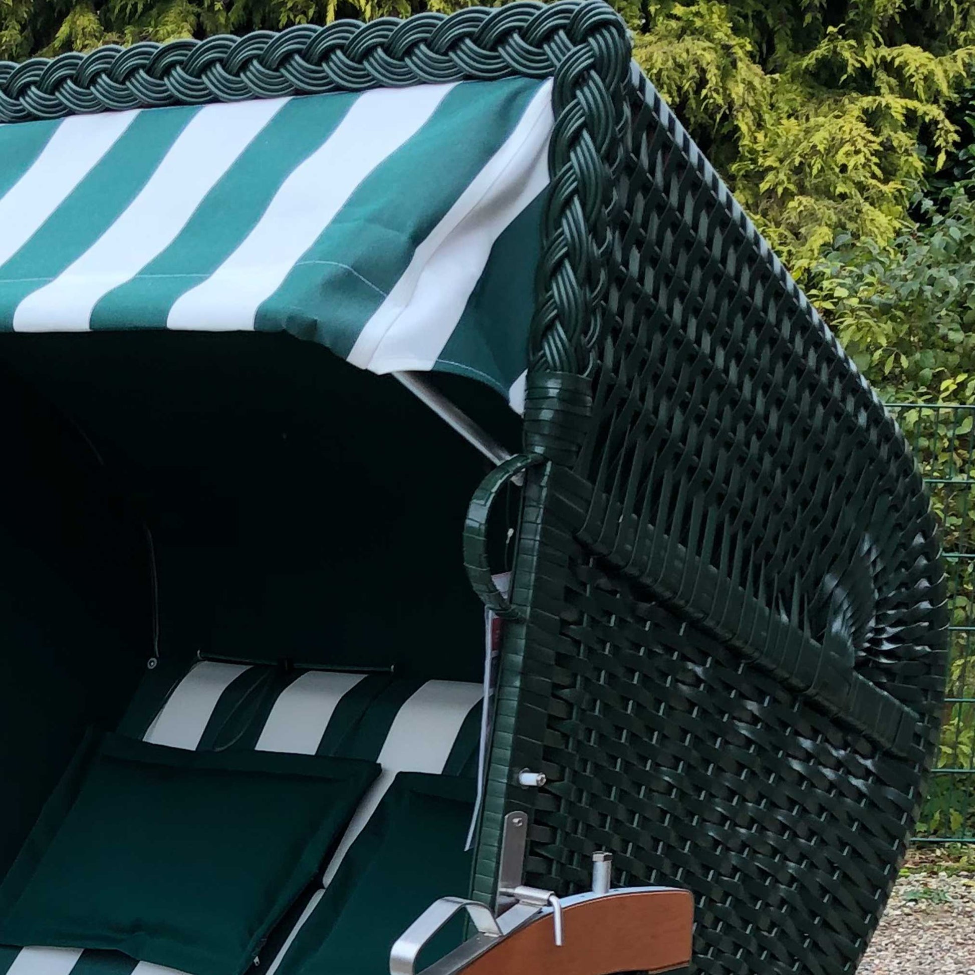 Strandkorb Modell Classic mit grün-weißem Dessin und Komfortkopfkissen, ideal für entspannte Tage im Freien.
