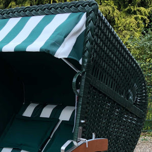 Strandkorb Modell Classic mit grün-weißem Dessin und Komfortkopfkissen, ideal für entspannte Tage im Freien.