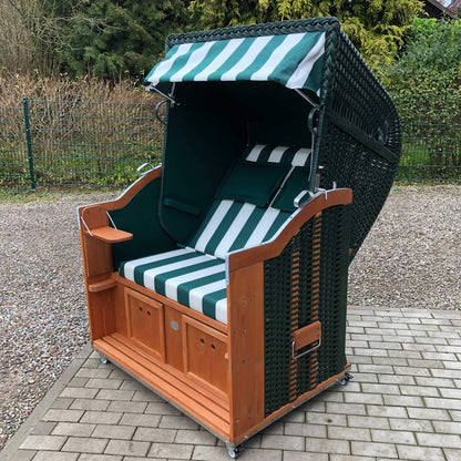 Strandkorb Sonnenpartner Modell Classic in grün mit Fahrrollen und Komfortkopfkissen, Holz lasiert und gestreifter Innenstoff.