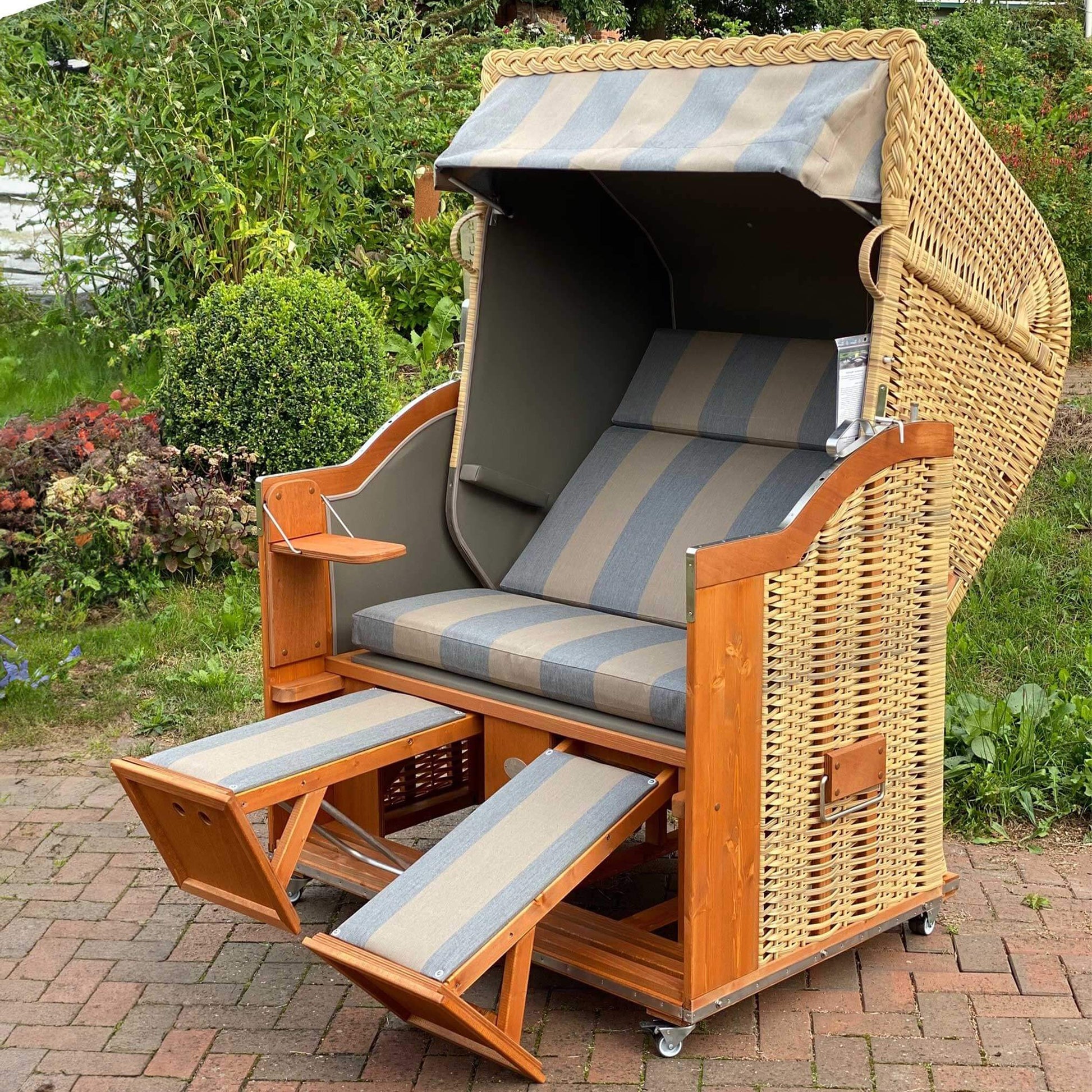 Strandkorb Sonnenpartner Modell Classic PE Geflecht mit Holzgestell und taupe Innenstoff, ideal für entspannte Tage im Freien.