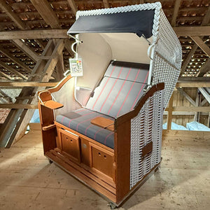 Strandkorb Sonnenpartner Modell Classic in weiss mit anthrazitfarbenem Dessin und Rollen, Ausstellungs-Strandkorb auf Dachboden