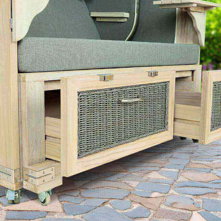 Detailansicht des Strandkorb Lounge Stilkorb Buxtehude mit korbförmigen Schubladen und Rädern.