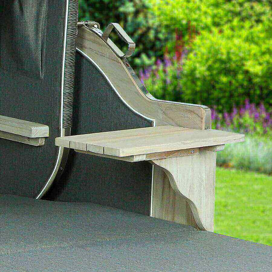 Detailansicht der Holztische an einem Strandkorb Lounge Stilkorb, ideal für Getränke und Snacks im Garten.
