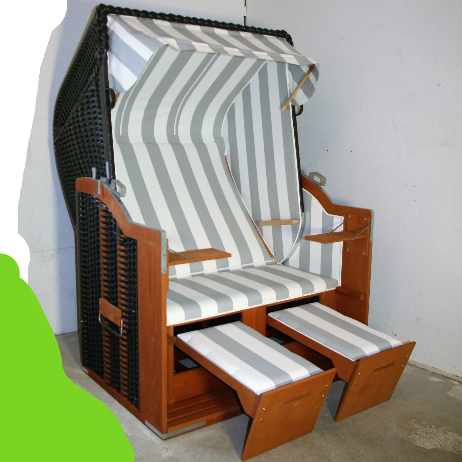 Eggers Strandkorb Standard mit PVC Folie, komfortabel und wetterfest, ideal für Entspannung im Freien.