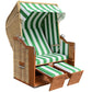 Eggers Strandkorb Standard mit grün-weiß gestreiftem Markisenstoff und Holzfüßen, ideal für den Strand.