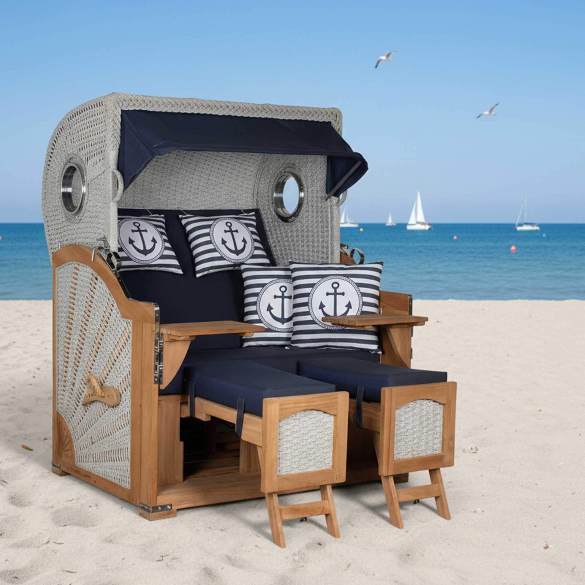 Strandkorb deVries Aruba XL mit Kordel-Geflecht in ivory und maritimen Kissen am Strand