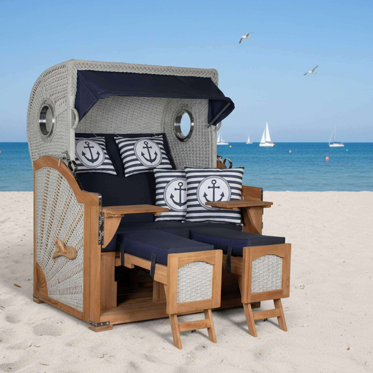Strandkorb deVries Aruba XL mit Kordel-Geflecht in ivory und maritimen Kissen am Strand