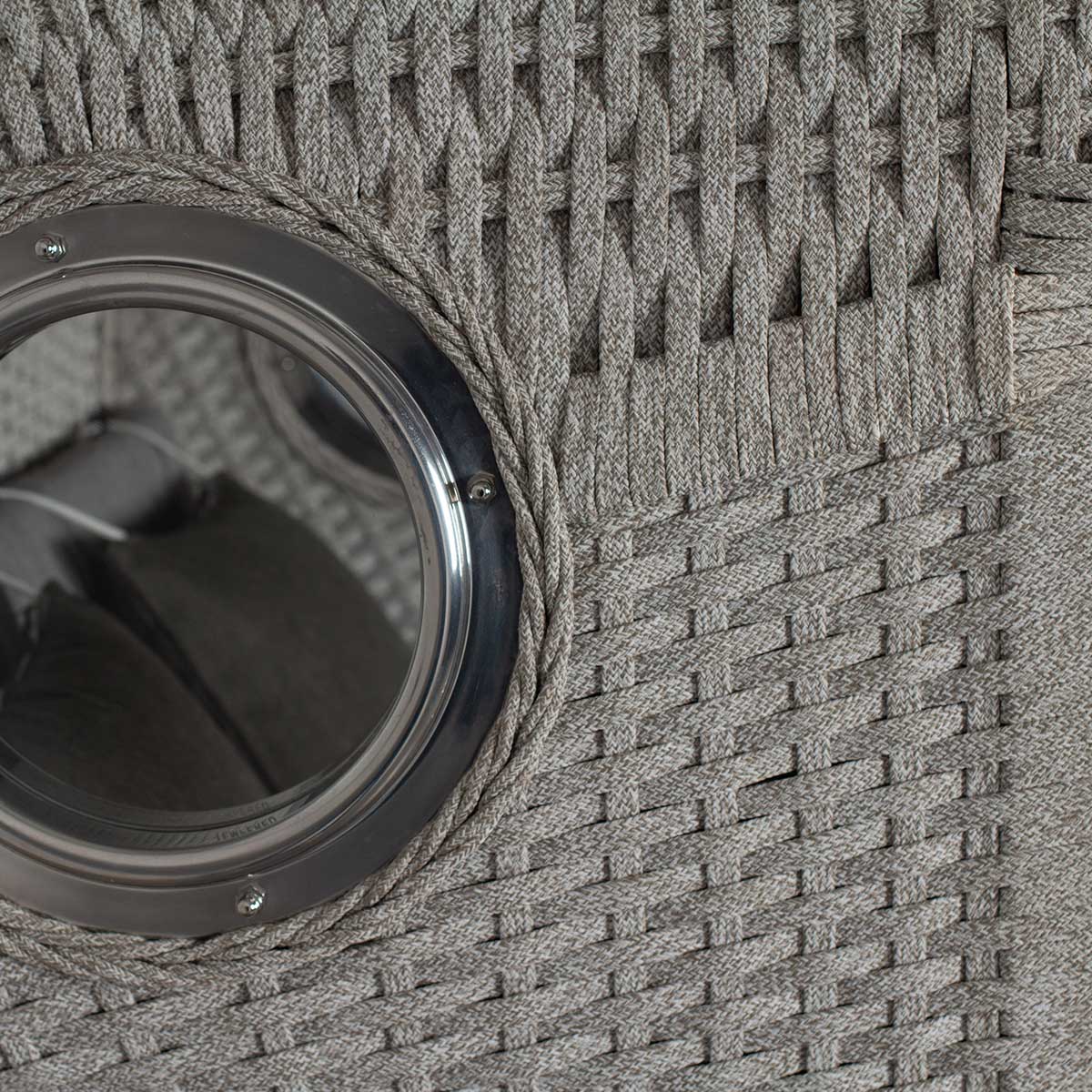 Detailaufnahme des Strandkorb deVries Aruba XL mit Rope Kordel-Geflecht in grau und integriertem Sichtfenster.