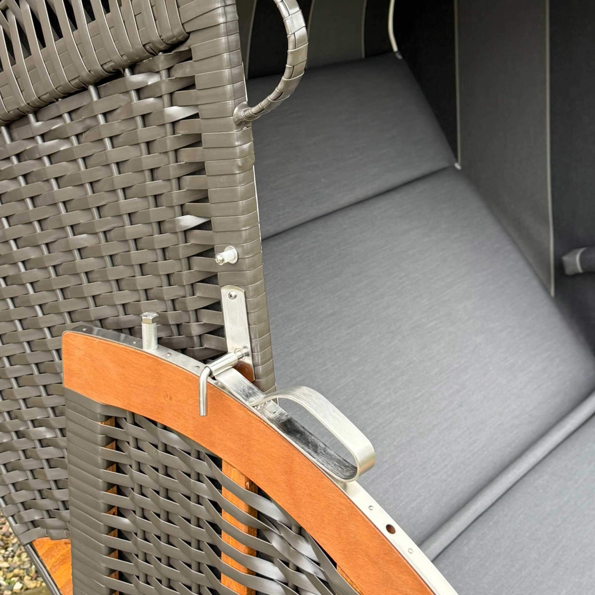 Detailaufnahme des Strandkorb Sonnenpartner Modell Classic XL PVC anthrazit mit Holz lasiert und grauem Bezug.