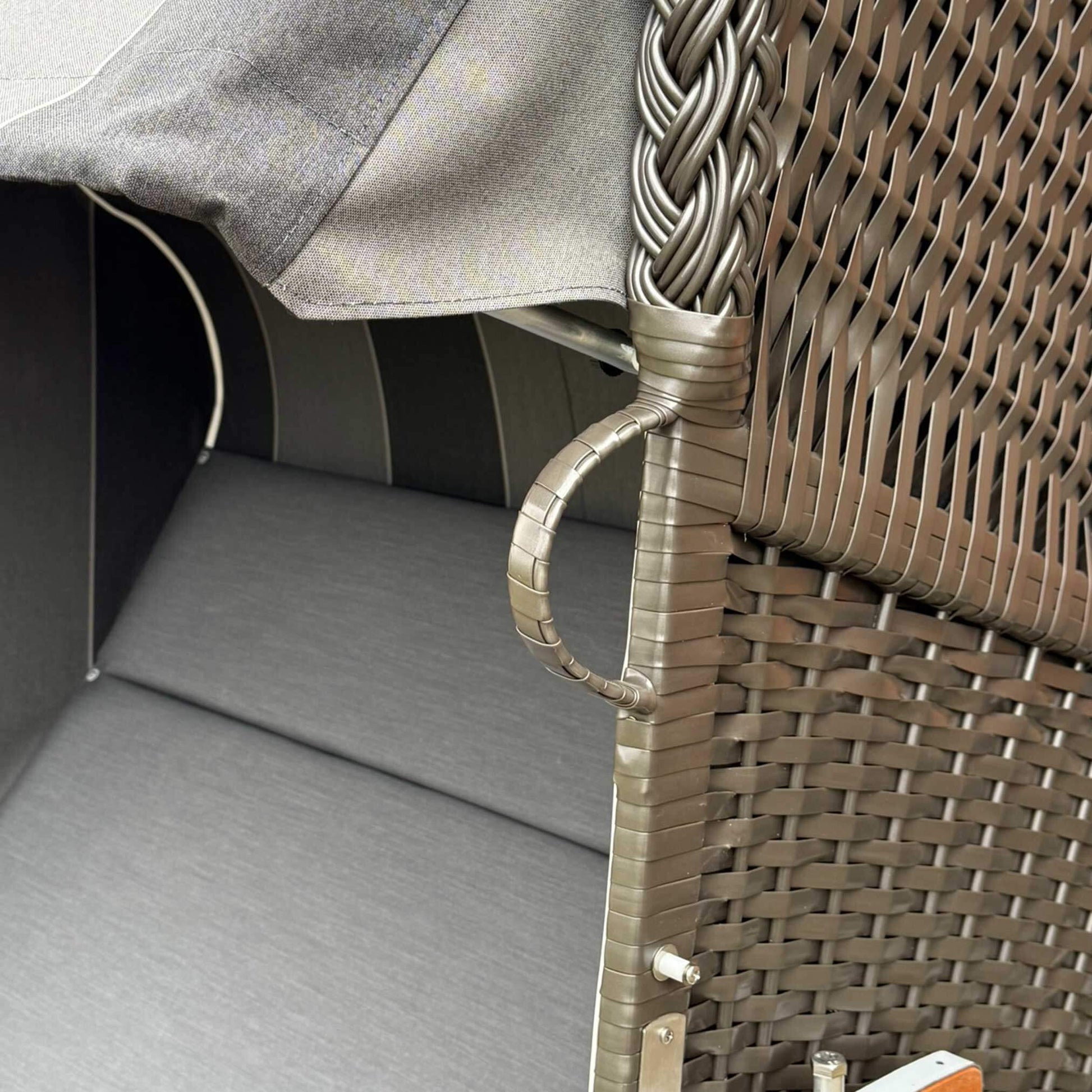Detailaufnahme vom Strandkorb Sonnenpartner Modell Classic XL mit grauem Bezug und geflochtener Seitenstruktur.