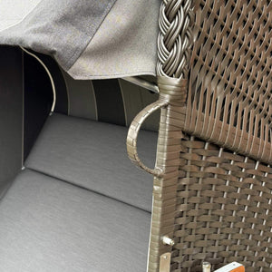 Detailaufnahme vom Strandkorb Sonnenpartner Modell Classic XL mit grauem Bezug und geflochtener Seitenstruktur.