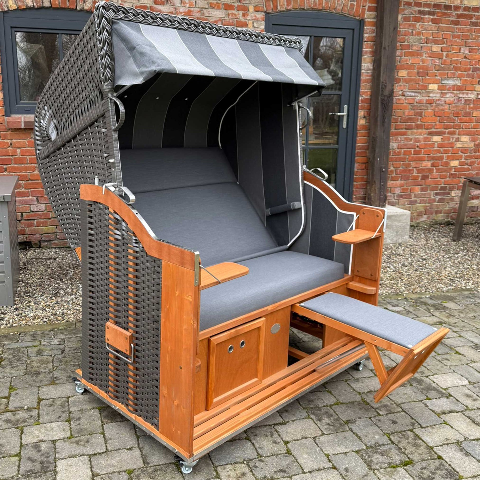 Strandkorb Sonnenpartner Modell Classic XL PVC anthrazit, Holz lasiert, Dessin uni anthrazit mit Fußablage.