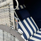 Detailansicht des Strandkorb Sonnenpartner Modell Classic 2-Sitzer-XL mit blau-weißem Streifenmuster und antik-weißem Geflecht.