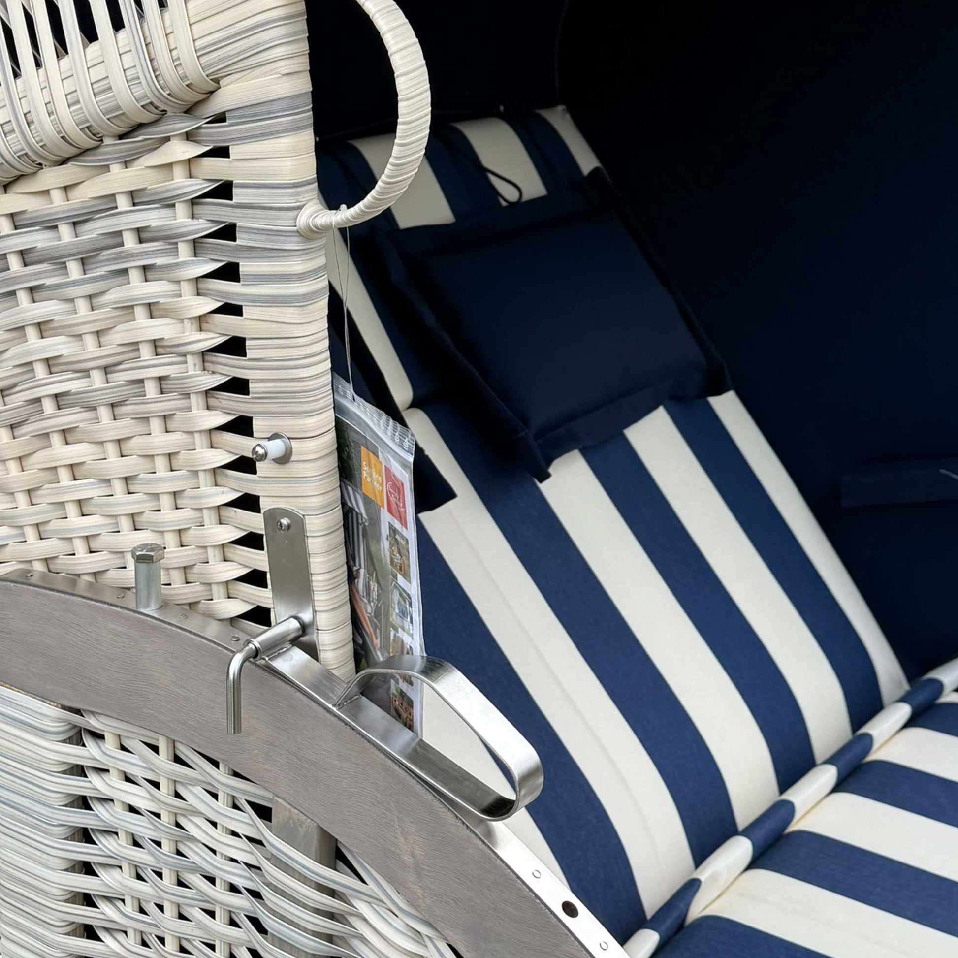 Detailansicht des Strandkorb Sonnenpartner Modell Classic 2-Sitzer-XL mit blau-weißem Streifenmuster und antik-weißem Geflecht.
