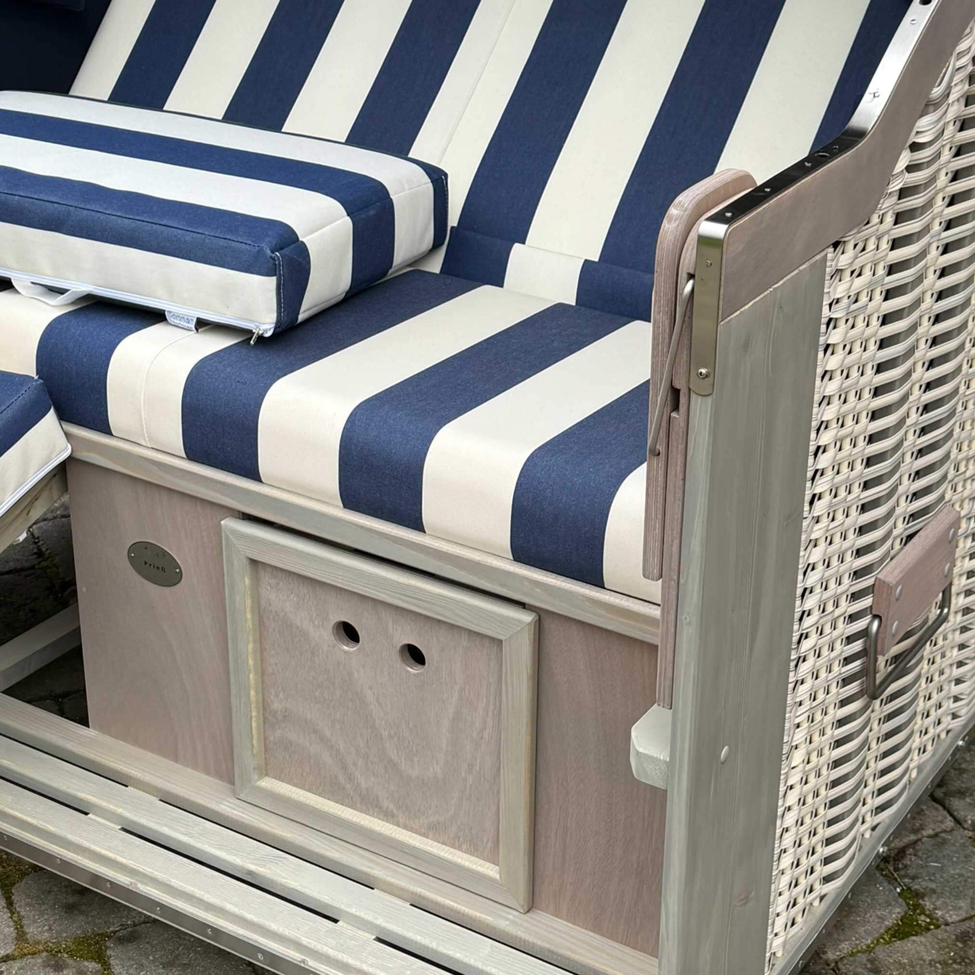 Strandkorb Sonnenpartner Modell Classic 2-Sitzer-XL mit blau-weißen Streifen und Holzdetails