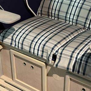 Sitzfläche des Strandkorb Sonnenpartner Modell Classic PE mit kariertem Bezug in taupe-blau.