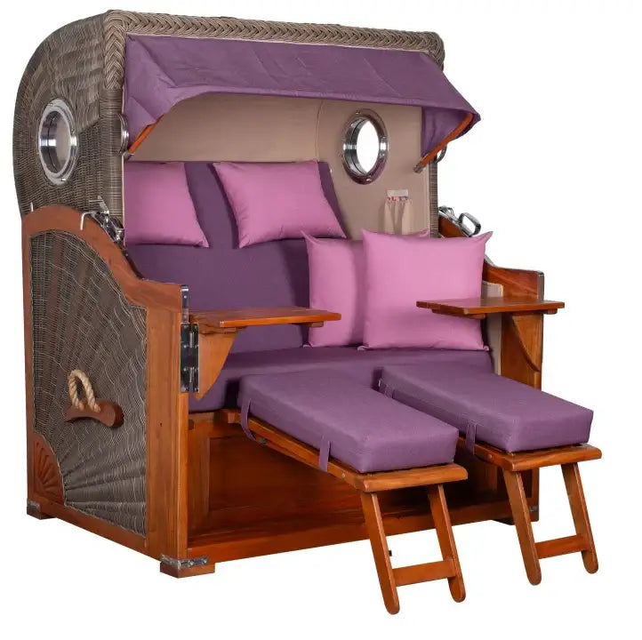 Strandkorb Baltikum mit Mahagoni-Geflecht in grau und lila Polsterung, 2,5 Sitzer XL für Luxus am Strand.