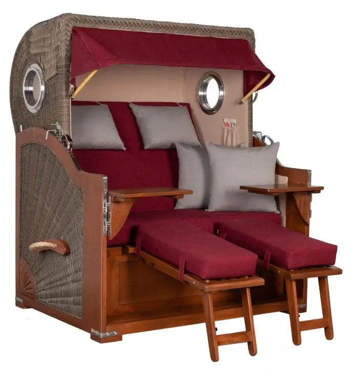 Strandkorb Baltikum Mahagoni 2,5 Sitzer XL mit grauem PE-Geflecht und rot-grauen Polstern für maximalen Komfort.