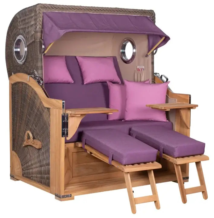 Strandkorb Baltikum Bullaugen Teak PE grey 2,5-Sitzer XL mit lila Kissen und Holzfüßen