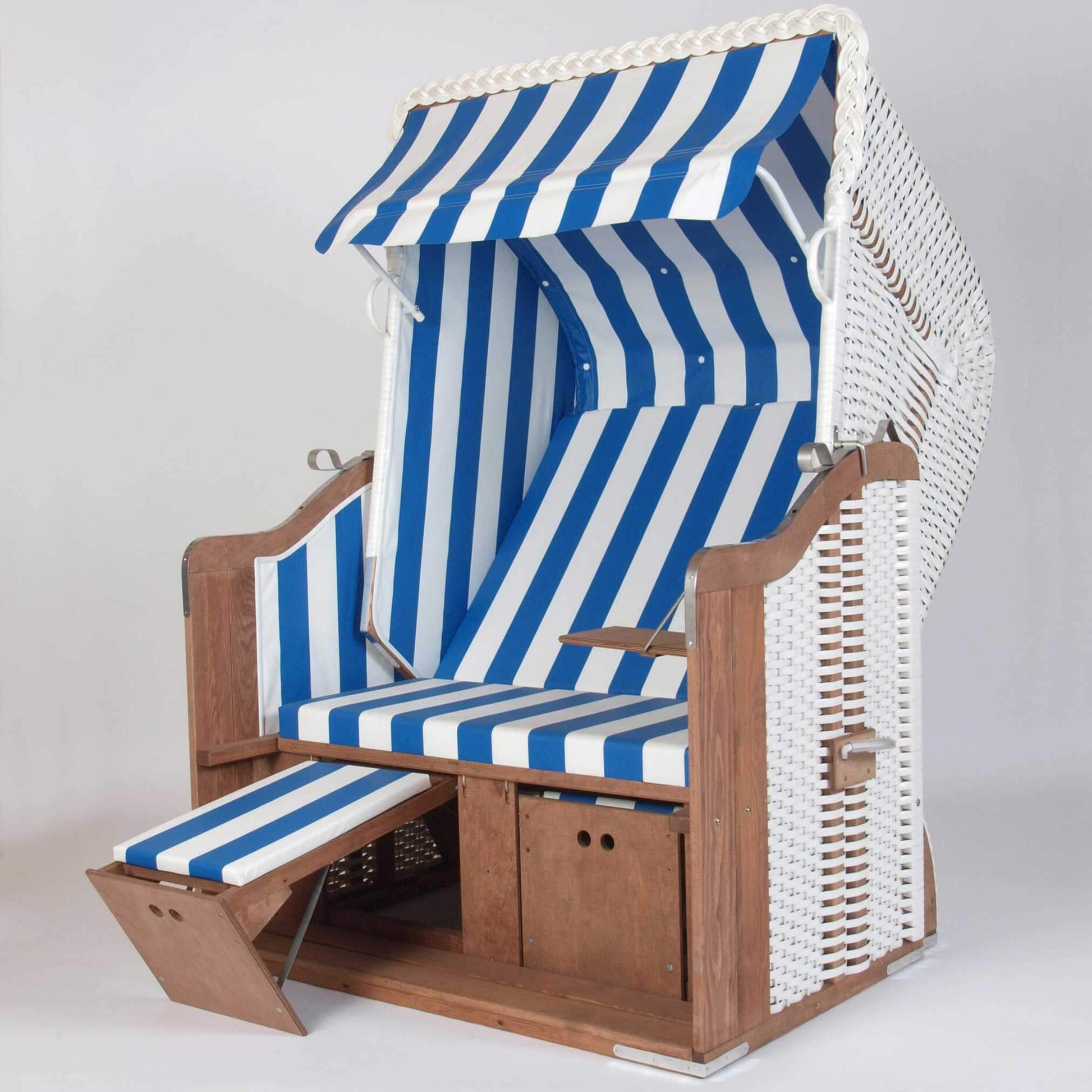 Strandkorb Usedom mit blau-weißen Streifen, 2-Sitzer Halblieger, ideal für Strand und Freizeit.